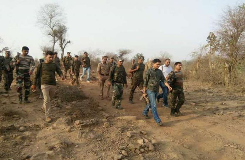 Police secret operation for dacoit babuli kol in chitrakoot news कुख्यात बबुली को ठिकाने लगाने के लिए खाकी ने बीहड़ में डाला डेरा, दस्यु प्रभावित गांवों में चला तलाशी अभियान