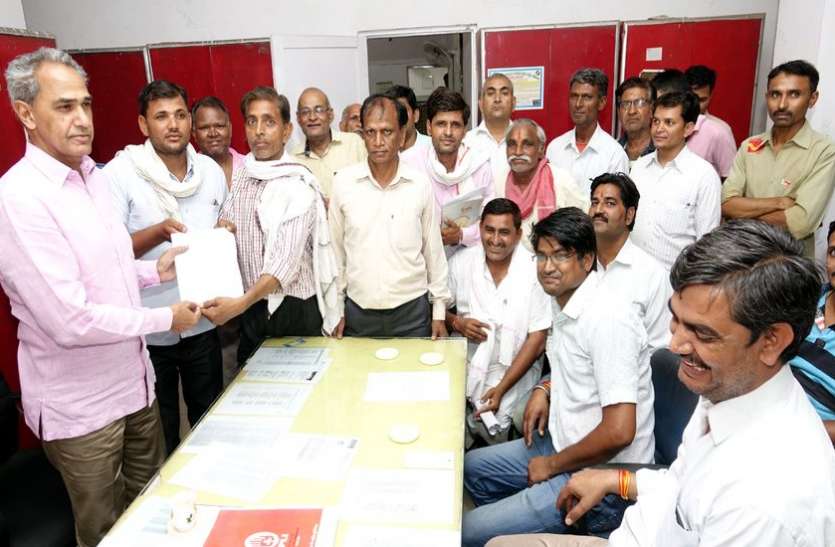 MPs from MP सांसद से मिले डाककर्मी