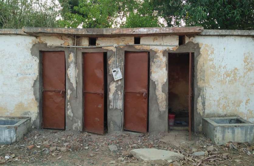 Maintenance of schools is toilets मेंटेनेंस को तरसते हैं स्कूलों के शौचालय