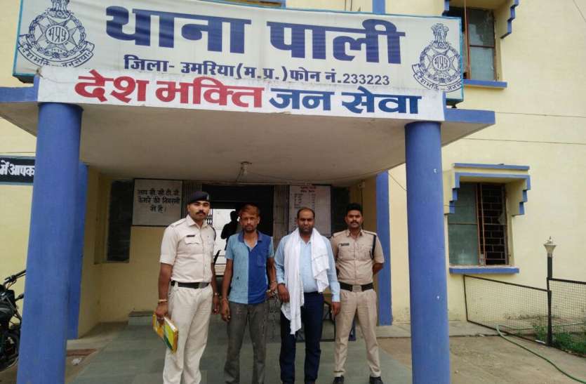 Bribe to make Aadhaar card आधार कार्ड बनाने के लिए ले रहा था रिश्वत