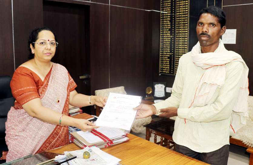 Found the cast certificate, applicant happily in three days from the Public Service Center लोकसेवा केंद्र से तीन दिनों में मिला जाति प्रमाण पत्र, आवेदक खुशी से झूमा