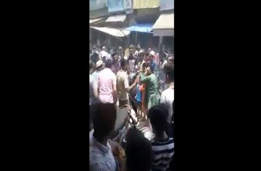 fight बीच बाजार में दो लड़कियां करने लगी ऐसा काम, छतों पर चढ़कर देखने लगे लोग