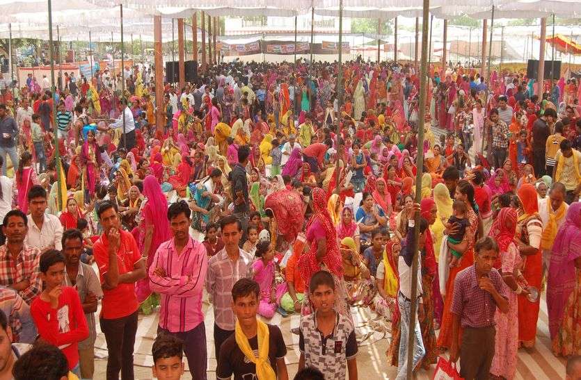 adhikmas parikrma तीन दिवसीय अधिकमास नगर परिक्रमा के समापन पर लाखोटिया में रहा मेले सा माहौल...