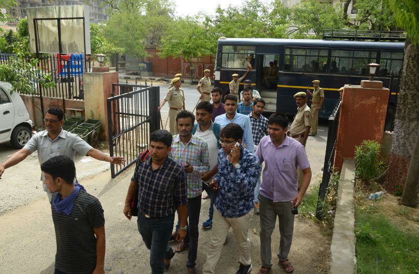 Jaipur BJP Office बेरोजगार पहुंचे भाजपा कार्यालय, सरकार नौकरी की जगह दे रही लाठियां