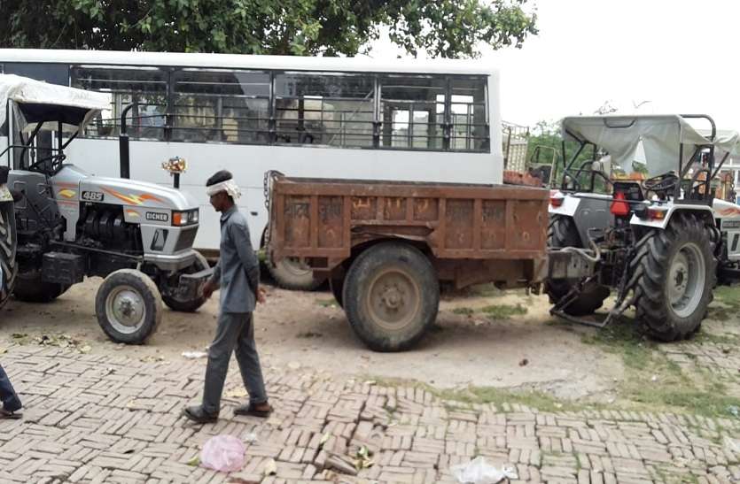 Firing in dispute of soil mafia and tractor owner in up मिट्टी माफिया व ट्रेक्टर मालिक के विवाद में हुई फायरिंग, एक हुआ घायल, मचा हड़कम्प