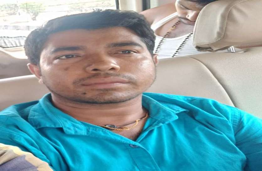 aazadnagar news दो वर्षों से पुलिस को चकमा दे रहे झोलाछाप डॉक्टर को जाल बिछाकर ट्रेन में धरदबोचा