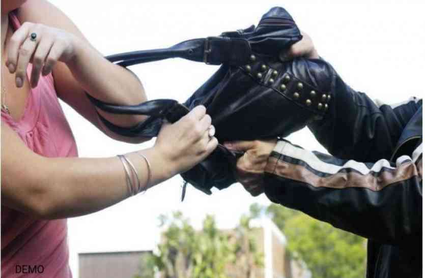Jodhpur,bag snatching,Jodhpur Hindi news,jodhpur latest news,Bag Snatched,bag snatcher,jodhpur police,jodhpur crime,jodhpur crime news, जोधपुर में नहीं थम रही महिलाओं के साथ लूट की वारदातें, महिलाओं को निशाना बनाने की यह है वजह