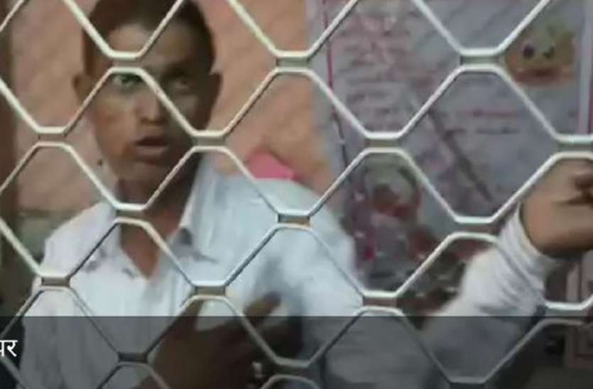 बैंक बाबू ने शराब के नशे में बैंक में ही मचाया ऐसा उत्पात... दंग रह गए लोग बैंक बाबू ने शराब के नशे में बैंक में ही मचाया ऐसा उत्पात... दंग रह गए लोग