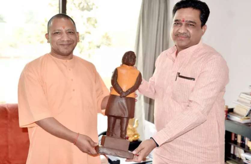 statues of narendra modi and yogi adityanath मायावती के नक्शेकदम पर योगी, बीजेपी के हर पार्टी कार्यालय में लगेंगी मोदी-योगी की मूर्तियां