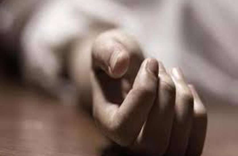 Body आधी रात को पत्नी बोली- हाथ में कुछ काटा, पति ने लाइट जलाकर देखा तो रह गया सन्न