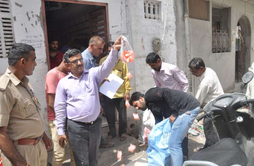 Was sold in the posh colony, Duration Cross Cold Drinks पॉश कॉलोनी में बिक रही थी अवधि पार कोल्ड ड्रिंक्स, गोदाम सीज
