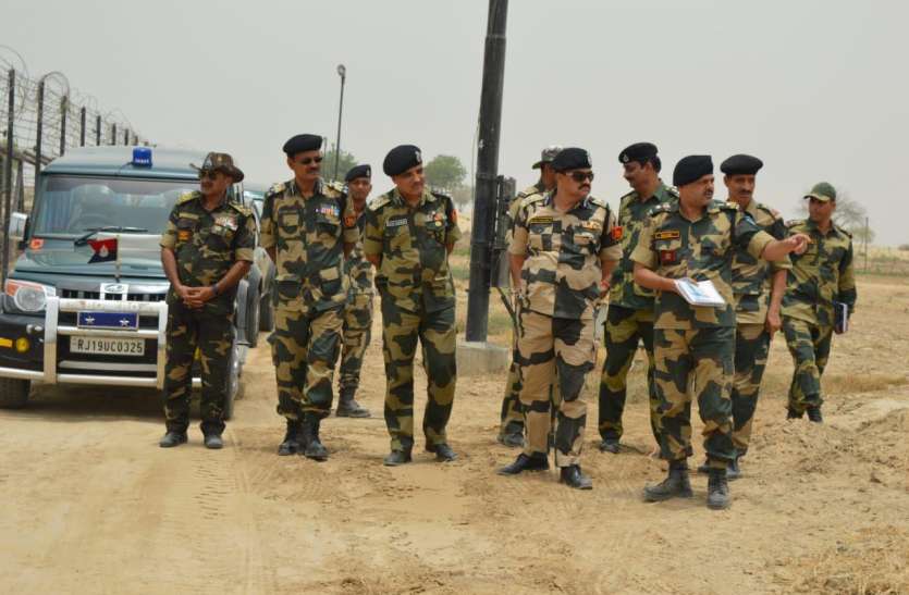inspection बीएसएफ आईजी ने किया सीमा चौकियों का दौरा