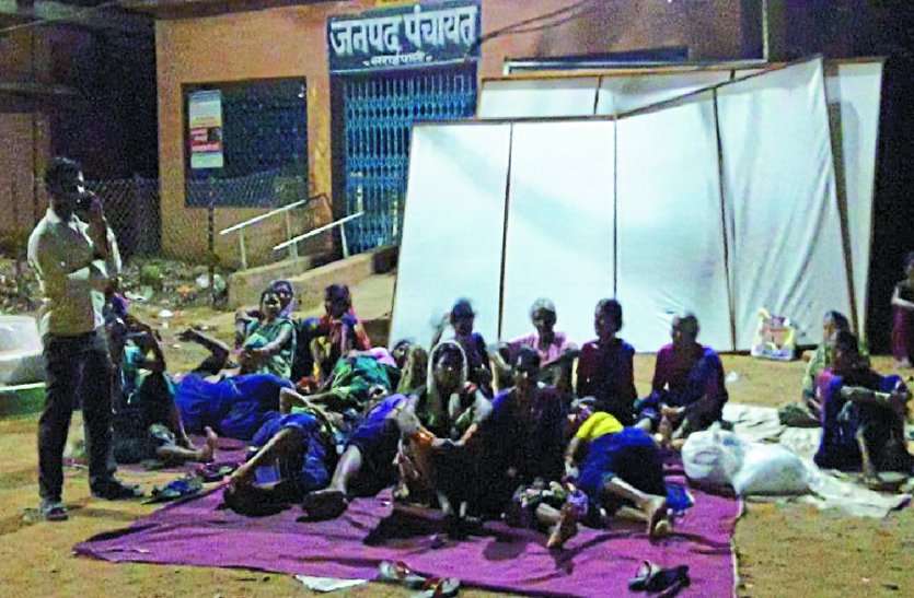 protest शिकायत करने जनपद कार्यालय पहुंचे ग्रामीण, तो CEO ने कार से कुचलने के दे डाली धमकी
