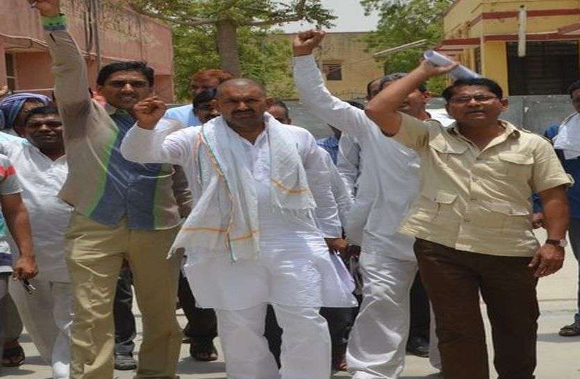 churu teacher news डीईओ का तीन घंटे घेराव कर जताया विरोध