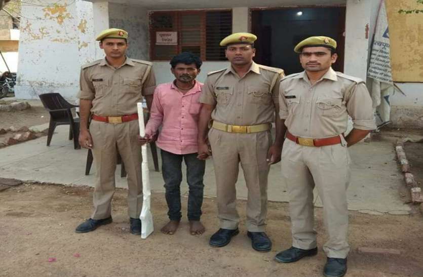arrested पुलिस के हत्थे चढ़ा बबुली गैंग का सदस्य, राइफल व कारतूस बरामद