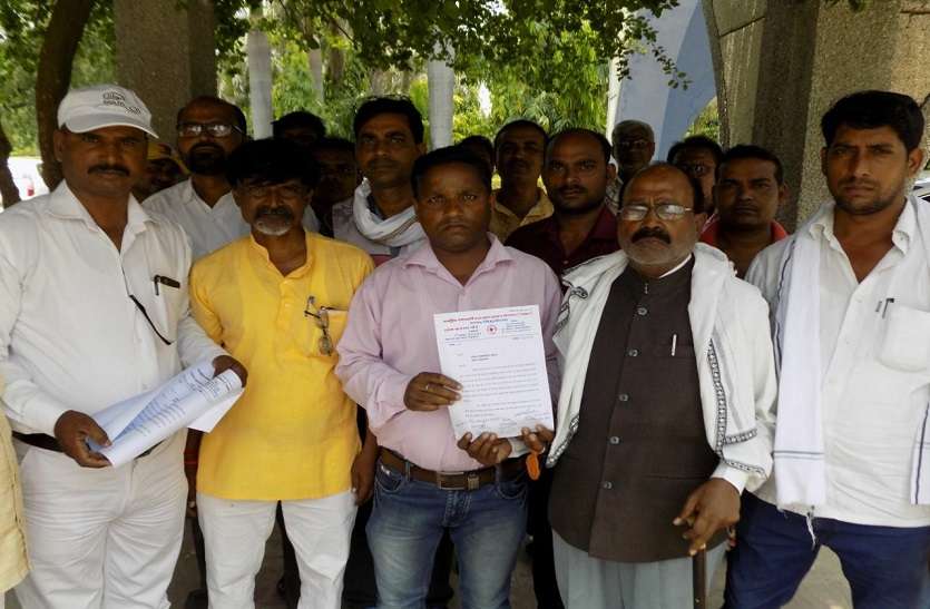 gram pradhan together against devopment officer ग्राम पंचायत व विकास अधिकारियों के खिलाफ मुखर हुए ग्राम प्रधान