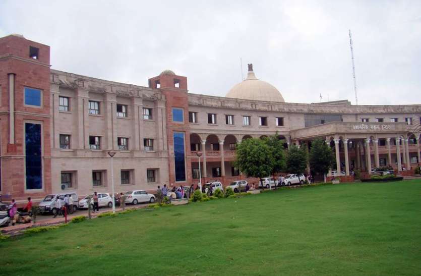 collectoret 21 साल बाद शराब ठेकेदार को याद आया किराया