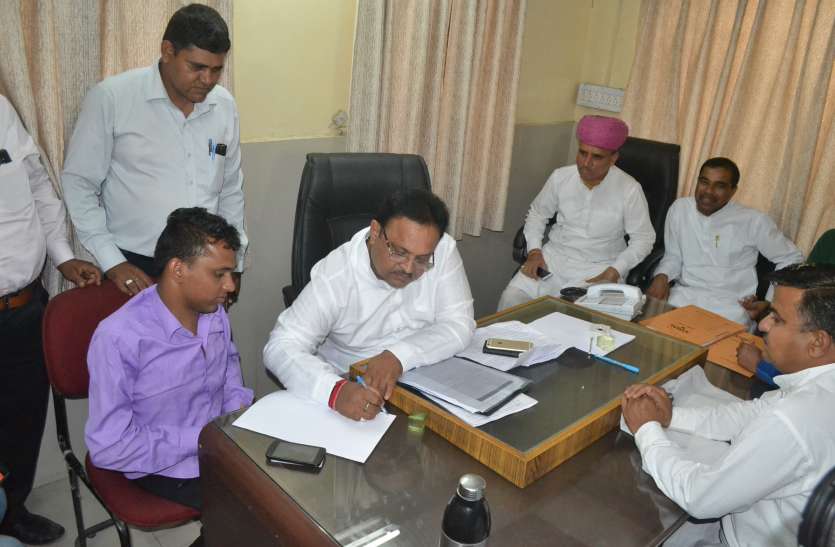 Mp raghu sharma angry and said nagar nigam not working properly भड़के सांसद शर्मा , बोले शहर चढ़ रहा गंदगी के हत्थे और निगम व्यस्त है अपनी मौज मस्ती में