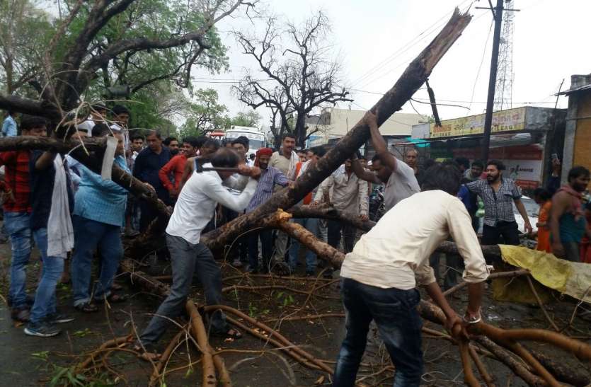 dewas आंधी तूफान से खातेगांव में जनजीवन अस्त.व्यस्त