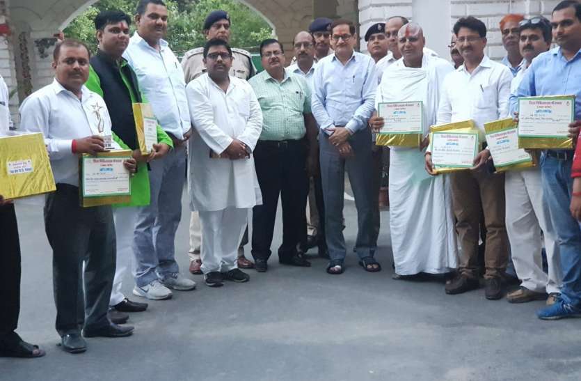 District collector Faizabad honored blood donating Organization रक्तदान के जरिये आम लोगों की जीवन रक्षा करने वाली सस्थाओं को किया गया सम्मानित