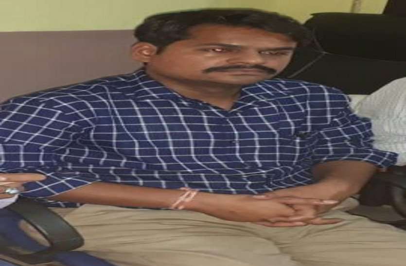 ईओ ने कार्यालय में ही ली 50 हजार की रिश्वत, एसीबी की कोटा टीम ने दबोचा -पेट्रोल पम्प का काम रुकवाने की दे रहा था धमकी ईओ ने कार्यालय में ही ली 50 हजार की रिश्वत, एसीबी की कोटा टीम ने दबोचा -पेट्रोल पम्प का काम रुकवाने की दे रहा था धमकी