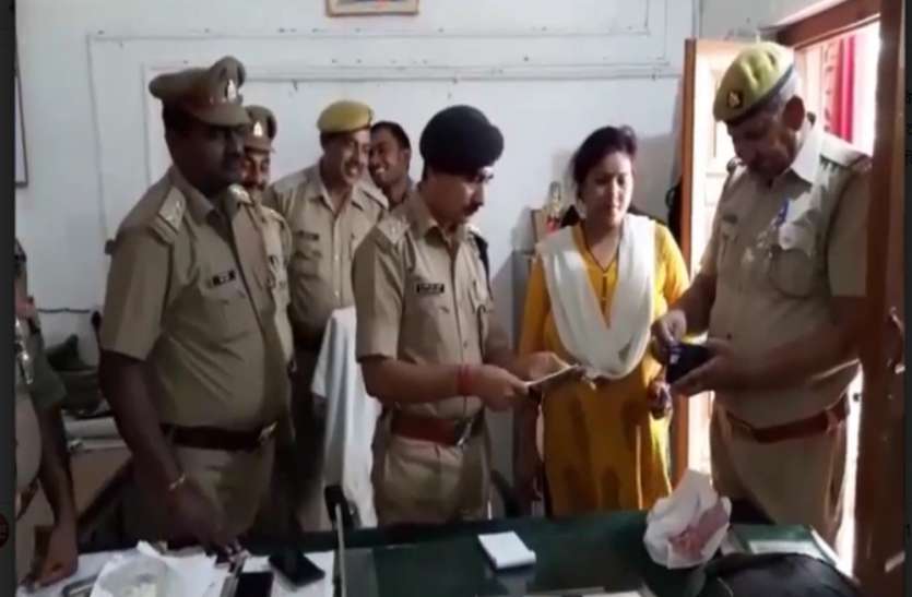 etawah इटावा पुलिस की ईमानदार चेहरा: सड़क हादसे में कोक कंपनी के वितरण के घायल होने के बाद रुपये किये गये वापस