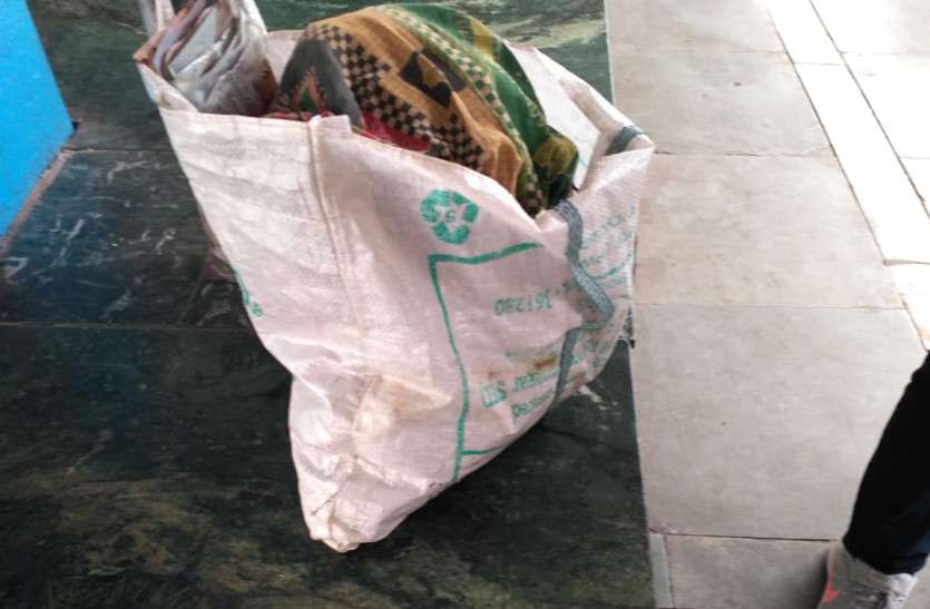 आरपीएफ व जीआरपी की संयुक्त कार्रवाई में कलिंग उत्कल एक्सप्रेस से प्लास्टिक के झोले में मिला ये अवैध सामान, पढि़ए खबर...