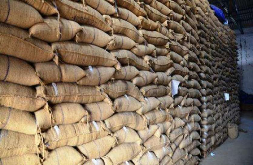 Supply inspector, warehouse incharge and kanungo suspended in gonda up पूर्ति निरीक्षक, गोदाम प्रभारी व कानूनगो हुए निलंबित , अनाज घोटाले में पाए गए थे दोषी