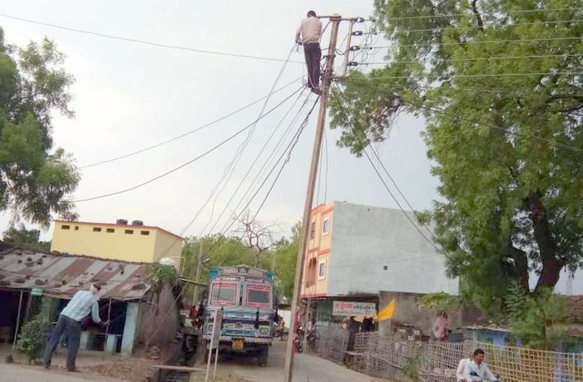थोड़ी सी हवा आंधी में खुली, बिजली कंपनी के मेंटनेंस की पोल थोड़ी सी हवा आंधी में खुली, बिजली कंपनी के मेंटनेंस की पोल