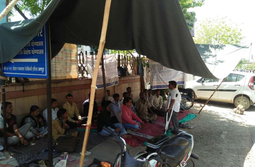 disable dharna मांगों के समर्थन में 65 वें दिन भी जारी दिव्यांगों का धरना