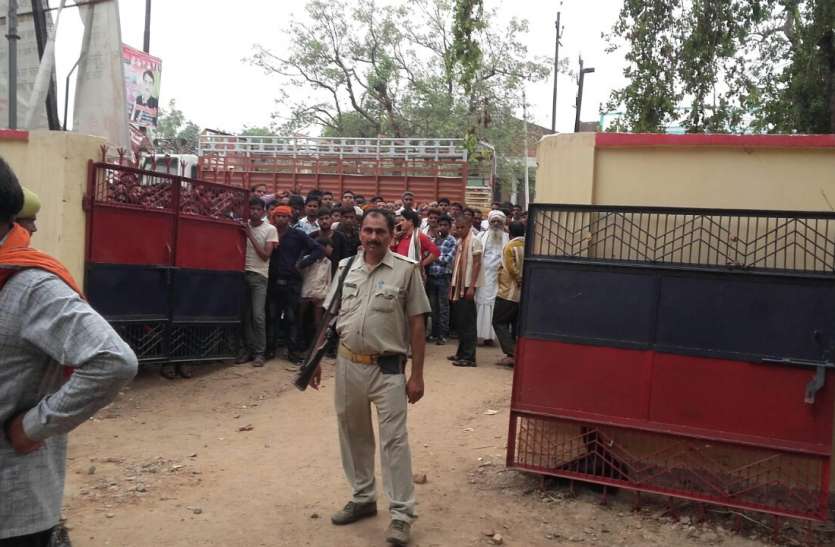 chitrakoot खाकी को चुनौती: इधर थाने में चल रही थी पीस कमेटी की बैठक उधर हमलावर बरसा रहे थे ताबड़तोड़ गोलियां