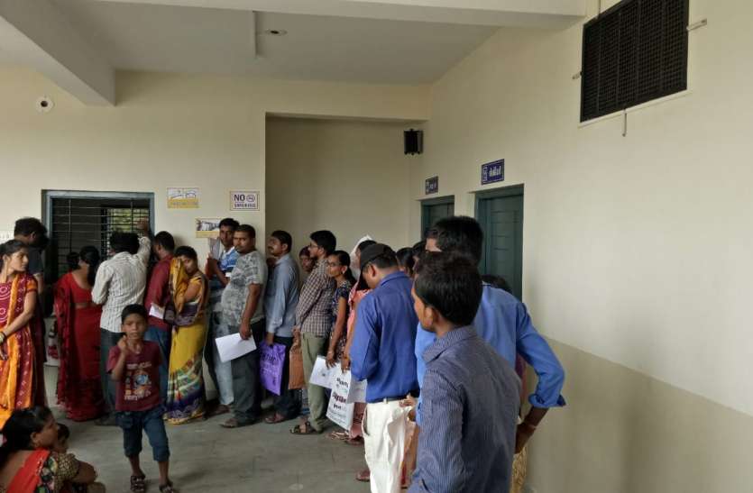 surat photo समिति की अंग्रेजी माध्यम स्कूल में दाखिले के लिए उमड़ी भीड़
