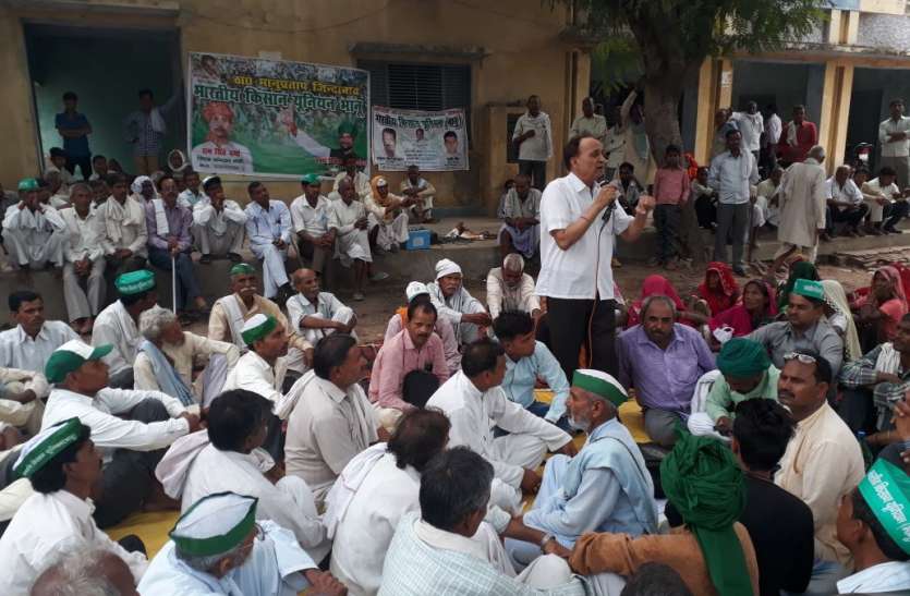 BKU Worker Protest सुहागनगरी में किसानों ने भरी हुंकार, जसराना तहसील में जड़ दिया ताला