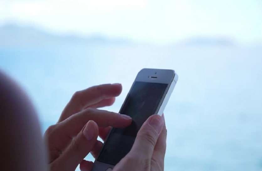 mobile इंटरनेट चलाते वक्त आशिकी में चूर शादीशुदा शख्स ने कर दी ये गलती, एक क्लिक से ही बर्बाद हो गई ज़िंदगी