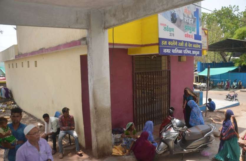 Jhabua District hospital करोड़ों का सोलर सिस्टम, फिर भी मरीज हो रहे पसीने से तरबतर