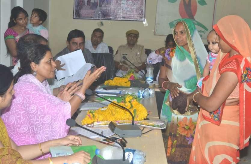 Rajasthan Magazine Jhalawar News, Rajasthan Jhalawar News, Jhalwar Magazine News, Women's Commission Jhalawar News, State Women Commission Jhalawar News, Public Hearing Women's Commission Jhalawar News, District Administration Jhalawar News, Special News Jhalawar, News Jhalawar, महिला आयोग की अध्यक्ष के सामने महिलाओं ने रखी समस्याएं...