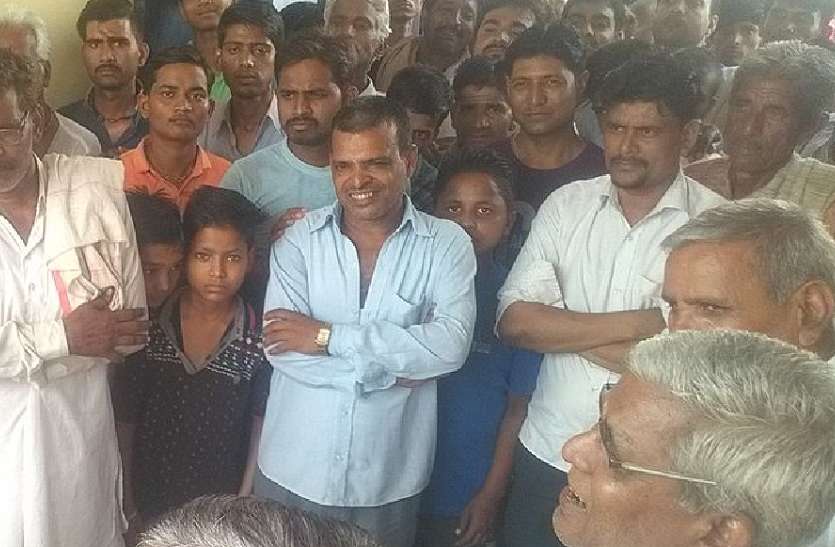 दुकानदारों मुंह ढककर आए समाजकंटकों ने की बाजार में ताबड़तोड़ पत्थरबाजी, पिटाई के बाद दुकानदारों ने बंद से जताया विरोध