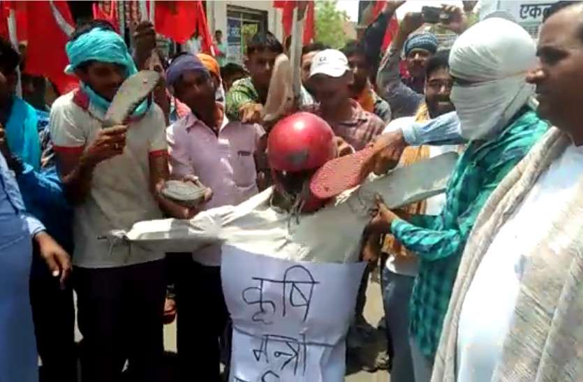 protest against agriculture minister by farmers in Hanumangarh केंद्रीय कृषि मंत्री के खिलाफ राजस्थान में यहां आक्रोश, विरोध करने चप्पल लेकर सड़कों पर आए लोग