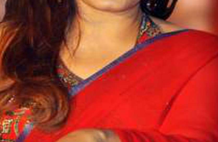 beautiful young lady love story चार बच्चों की खूबसूरत मां पर आ गया युवक का दिल तो मच गई खलबली