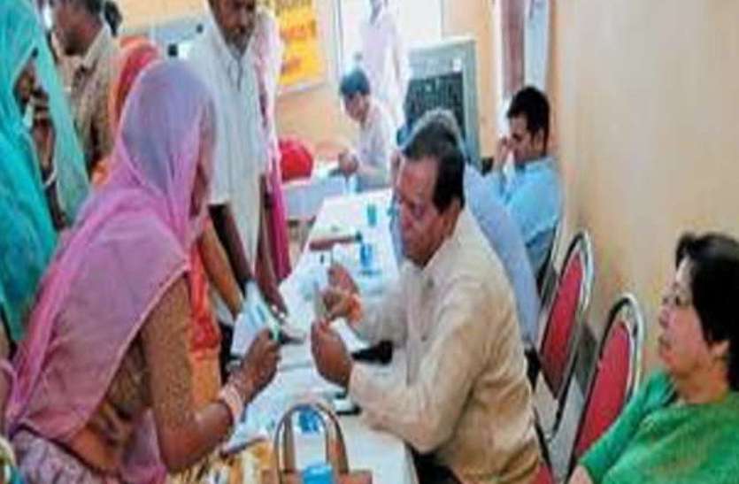 lady start crying in camp when she told her story इस बात पर फूट-फूट कर रो पड़ी महिला, शिविर में बैठा हर कोई उसकी कहानी सुनकर हैरान हो गया