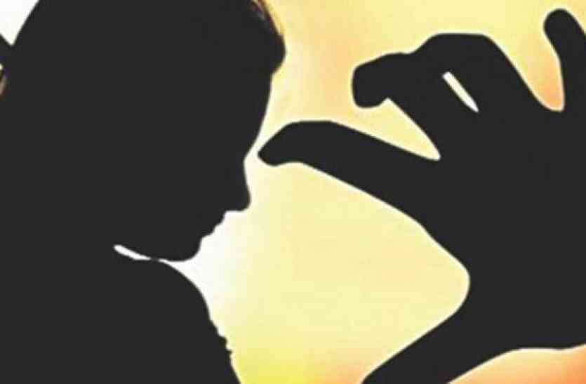 Dabangon tampered with women in lalitpur crime news in hindi दबंगों ने महिलाओं के साथ छेड़छाड़ कर फाड़े अंग वस्त्र, पुलिस नहीं कर रही कोई कार्रवाई