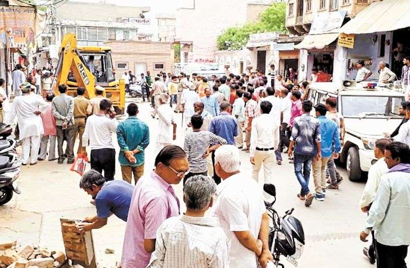 encroachment clean in mandava jhunjhunu पालिका प्रशासन ने हटाया अतिक्रमण, साढे दस घंटे चला अभियान