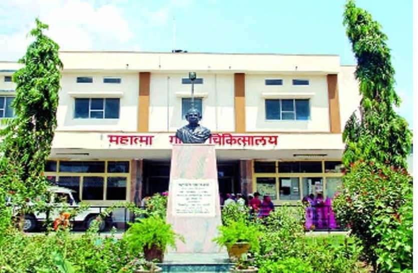Disturbances of District Hospital in bhilwara हलक में अटकी मरीजों की जान, एसी खराब होने से बंद हुई जांच मशीनें, आधी ही हो पायी जांच