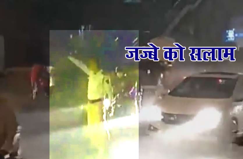 Mumbai Traffic Policeman Video Gets Viral He Manages Traffic In Rain -  मुंबई ट्रैफिक पुलिसकर्मी के जज्बे को हर कोई कर रहा सलाम, तेज बारिश में सुगम  यातायात के लिए करता रहा