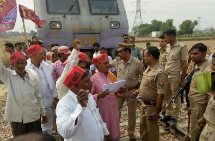 Nishad party workers उत्तर प्रदेश के आगरा में आरक्षण की मांग को लेकर रोक दी ट्रेन, जमकर हुआ हंगामा