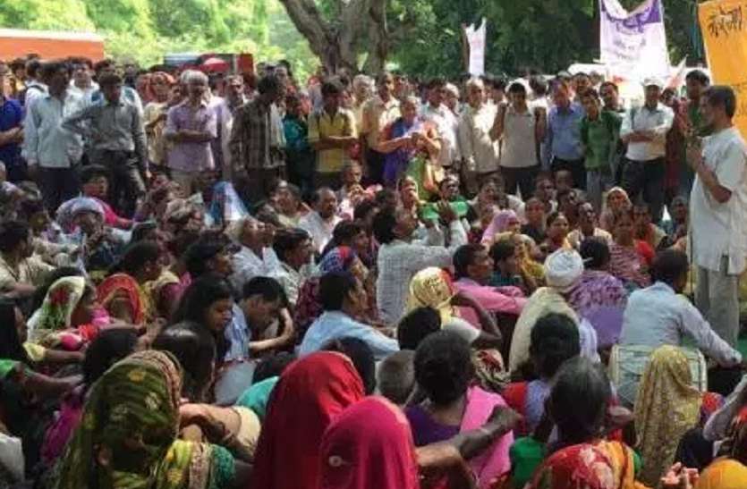 NREGA scam : मजदूरी जॉबकार्ड वाले कर रहे और मेहनताना मिल रहा ठाली-बैठों को; 2 साल हो गए सुनवाई नहीं हुई NREGA scam : मजदूरी जॉबकार्ड वाले कर रहे और मेहनताना मिल रहा ठाली-बैठों को; 2 साल हो गए सुनवाई नहीं हुई