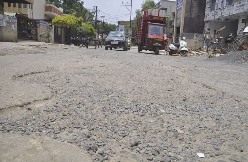 abc स्मार्ट सिटी की और बढ़ रहा इंदौर...पर सड़क किसी गांव से कम नहीं