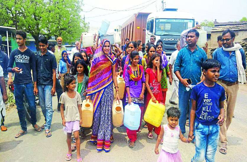 sheopur news hindi 'तुम AC में रहती हो, गर्मी में पानी लाने की पीड़ा तुम क्या जानो'