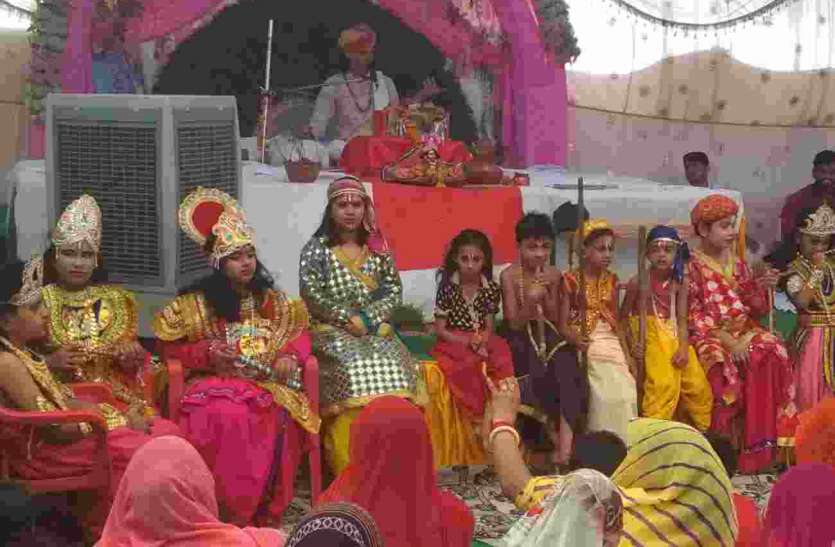 pratapgarh सजाई कृष्ण जन्मोत्सव की झांकी