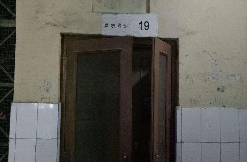 Alwar : no facilities in hospital अलवर में सालों से जांच की सुविधा कमरे में बंद, जाने आखिर क्यों सुविधा देने से कतरा रहे है चिकित्सक